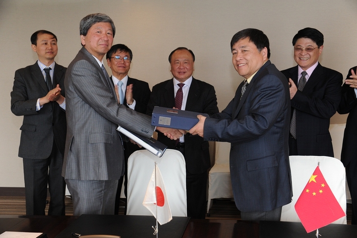 4月11日(金)契約調印式の様子