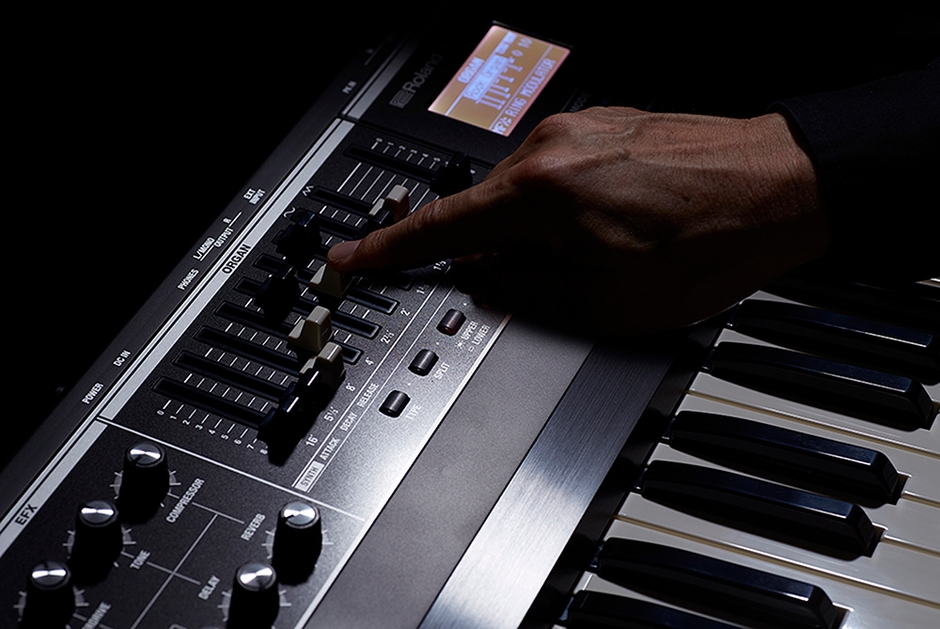 オルガンの音づくりが自在に行える9本のハーモニック・バー