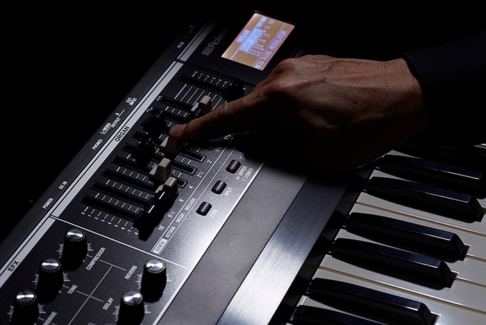 オルガンの音づくりが自在に行える9本のハーモニック・バー