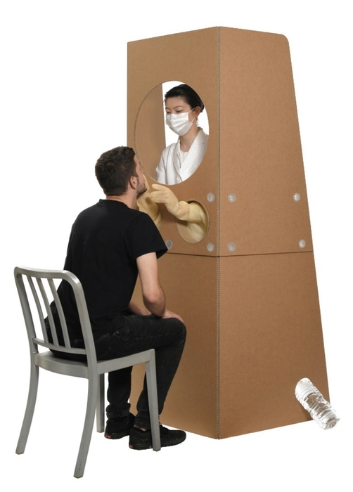 PCR検査用ダンボールボディシールド/開発:鈴木 敏彦教授(工学院大学建築学部)