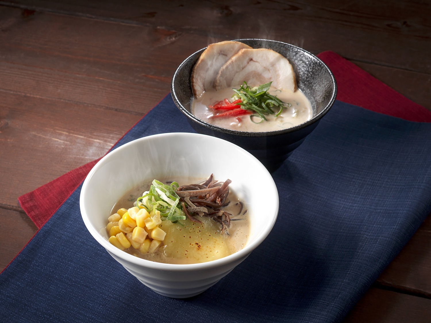 (上)九州とんこつラーメン (下)味噌チーズラーメン チーズエスプーマ