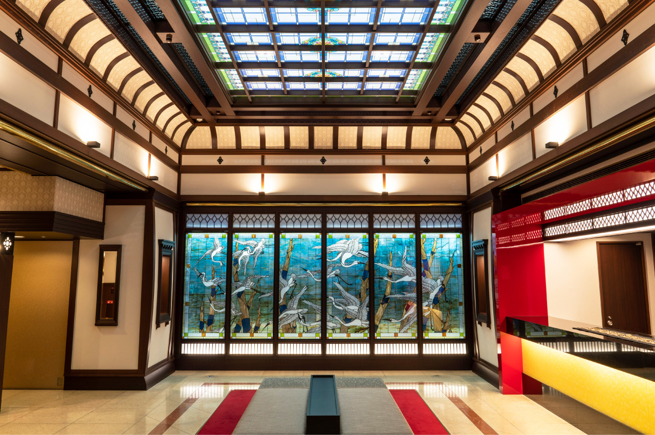 1階ロビーのステンドグラス