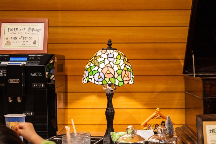 コーヒーやお茶を片手にくつろげるロビー〈ロビー〉