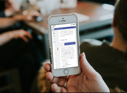 チャットボット利用イメージ　スマホ