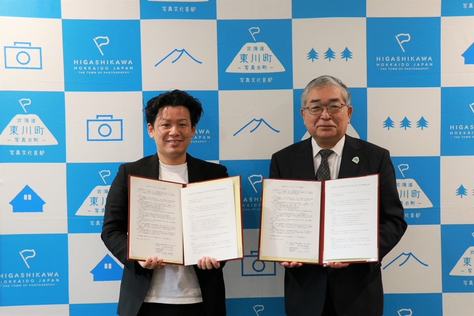 締結式の様子。株式会社WHERE平林和樹氏（左）、東川町長 松岡市郎（右）