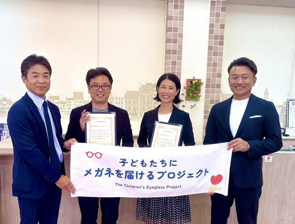 （写真左より） パリミキ 代表取締役社長 恒吉 裕司、特定非営利活動法人コネクト・ワン理事長 藤本真樹 様、ひとり親支援団体.Style（ドットスタイル） 代表 小西凡子 様、極東ホールディングス株式会社代表取締役鳴本 聡一郎 様