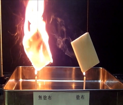 左:無塗布の発泡ウレタン 右:処理液を塗布した発泡ウレタン