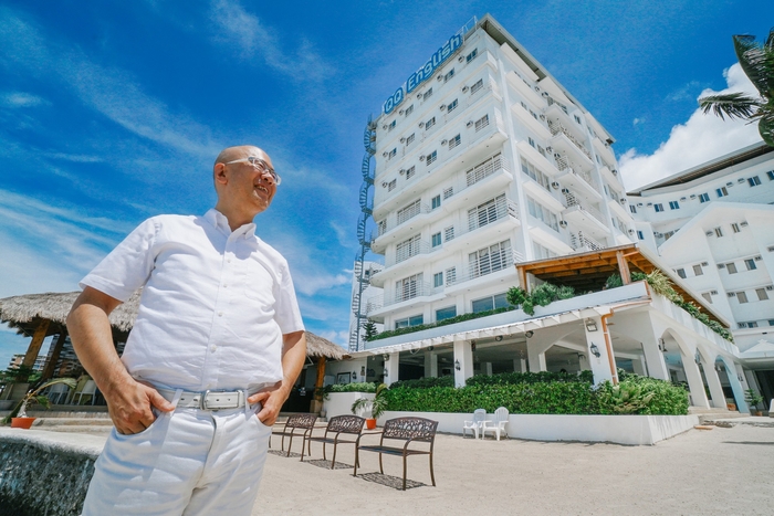 旧シーフロント校(現在はビーチフロント校)の前に立つ代表藤岡