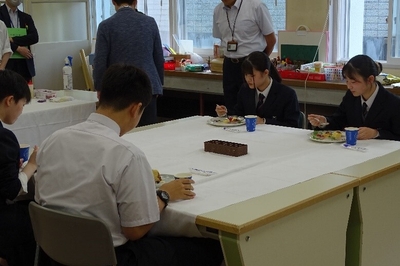 【カタラーナ試食の様子】