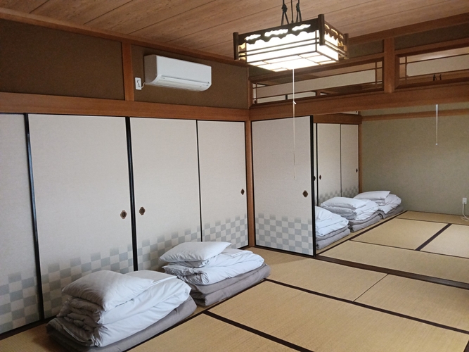 1階の和室。家族や仲間と、布団を並べて