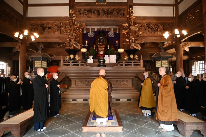 永平寺の仏殿で仏様にお供えする_1