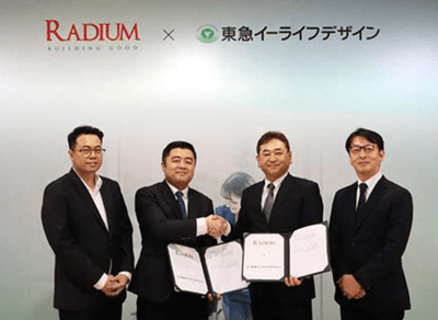 (写真左より) Radium Development Berhad Executive Director:Chai Woon Hou氏、 Group Managing Director:Datuk Gary Gan Kah Siong氏、 株式会社東急イーライフデザイン 代表取締役社長:鮎澤 英輔、企画推進部部長:森 正道