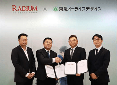 (写真左より) Radium Development Berhad Executive Director:Chai Woon Hou氏、 Group Managing Director:Datuk Gary Gan Kah Siong氏、 株式会社東急イーライフデザイン 代表取締役社長:鮎澤 英輔、企画推進部部長:森 正道
