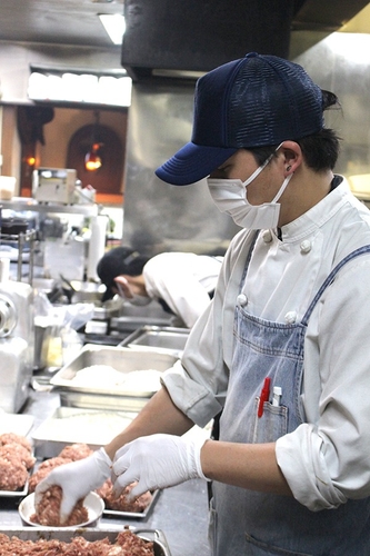 毎日店内で造られる「手ごねハンバーグ」