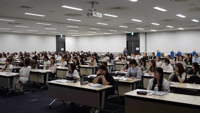 熱気あふれる会場と、受講生の真剣な眼差し
