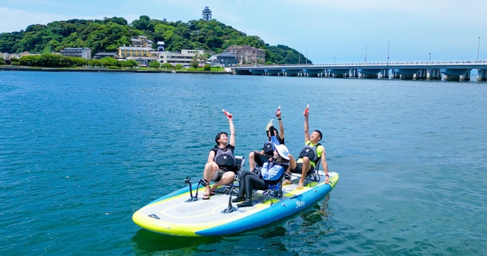 湘南江ノ島の海で4人乗り足漕ぎペダルボートに乗るお客様のイメージ