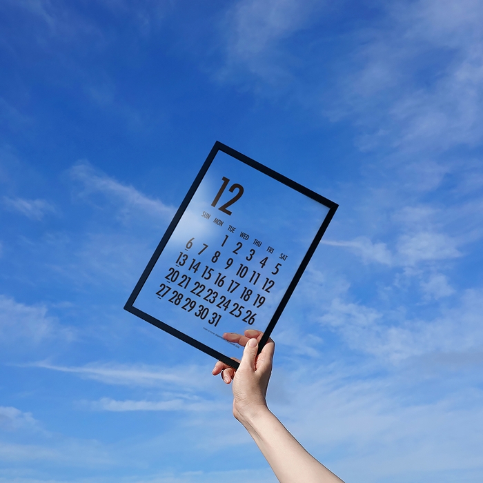 文字だけが浮かんで見える「透明カレンダー」