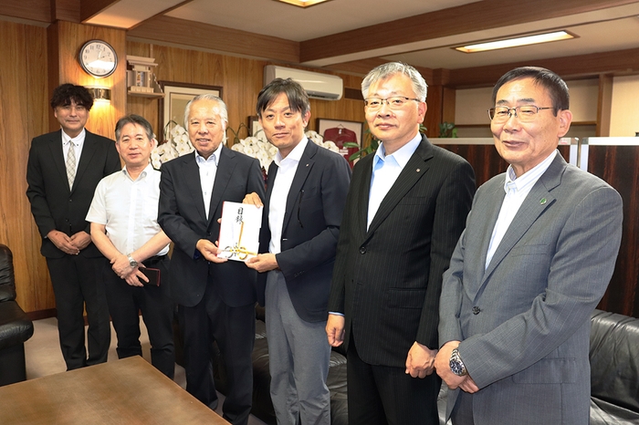 贈呈式に出席した(右から)渡邉良人・学園専務理事、平野学長、加計理事長、平田会長と同窓会の山口一裕、瀬良道訓両副会長