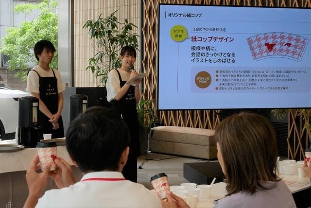 午前の部でプレゼンするいずれも３年の北山葉南さん（右）と岡秀昭さん