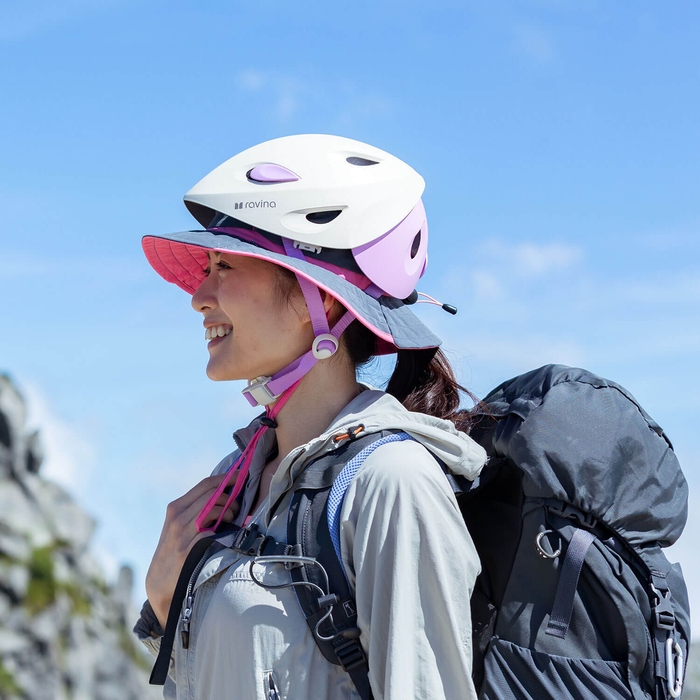 ヘルメットとかさねてかぶれます