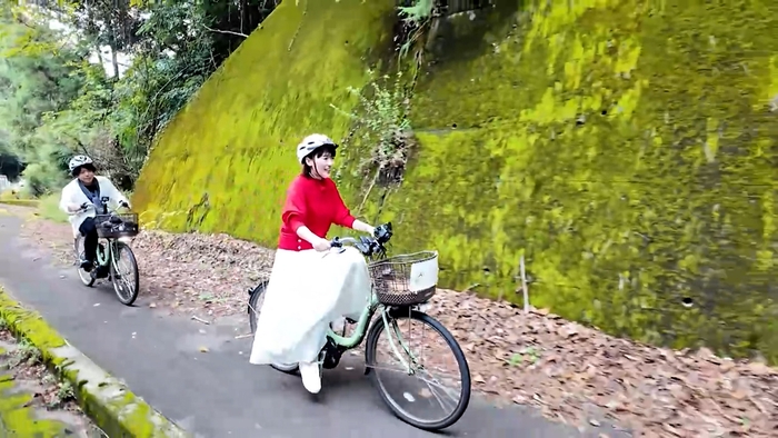 自転車に乗る (左から)たむたむ、沙羅