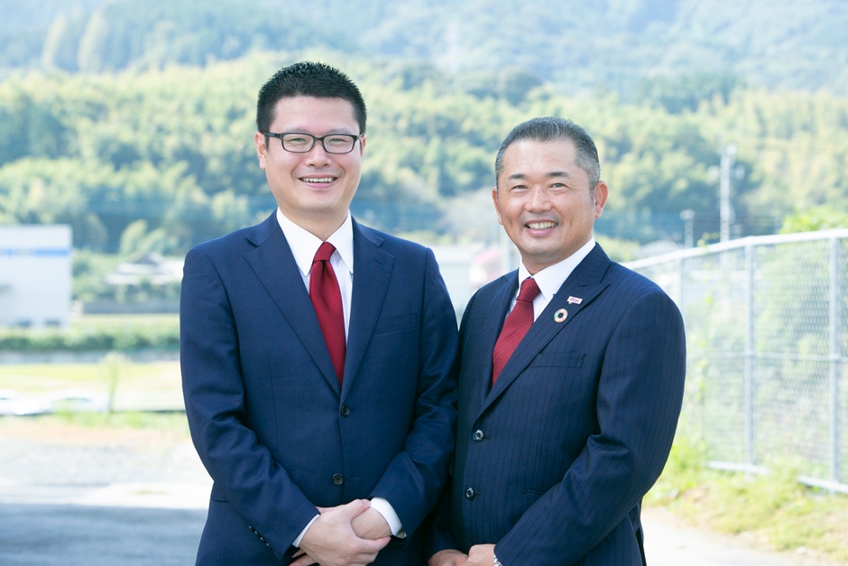 (左から)インテグループ 佐藤 優哉、シュライン物流 長坂 晃匡氏