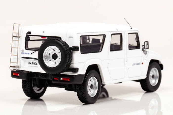 メガクルーザー White:右後