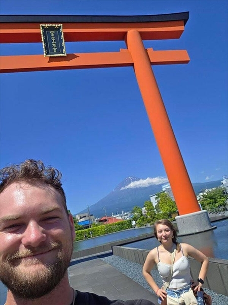 静岡でのフィールドワークにて。コルトンと私で、富士山と鳥居をバックに記念撮影(チェレステ)