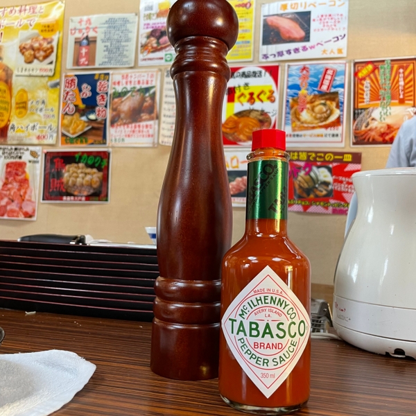 卓上ペッパーとタバスコ