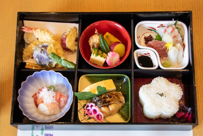 大扇での昼食 「松花堂弁当」