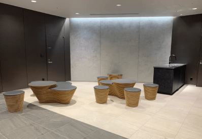 １階エントランスの共用スペース。待ち合わせ、ちょっとした打ち合わせ等、さまざまな用途で利用できる