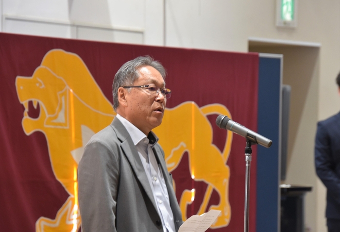 激励する野口学長