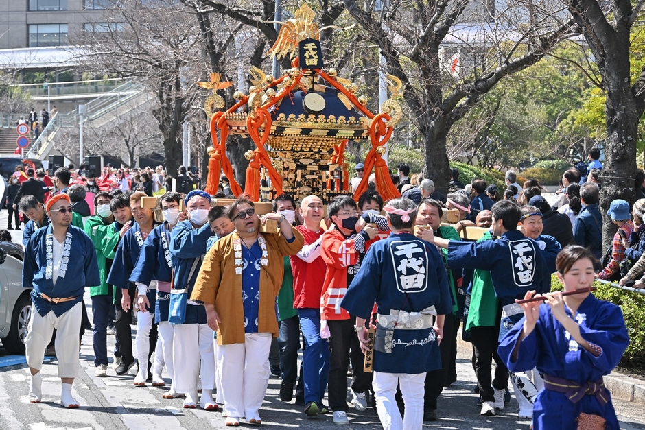 過去の千代田神輿を担ぐ様子