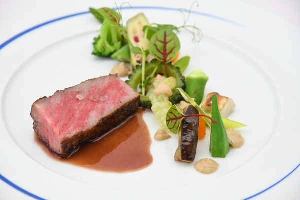 ディナーコースの肉料理「五島牛サーロイン 椿麹 赤ワインソース」