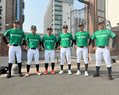 安井監督(右端)も一緒に記念撮影