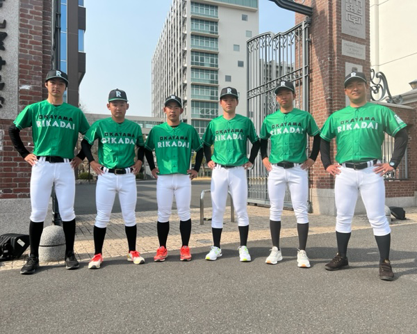 岡山理科大学】硬式野球部がユニフォーム新調／２部昇格へ燃えるナイン