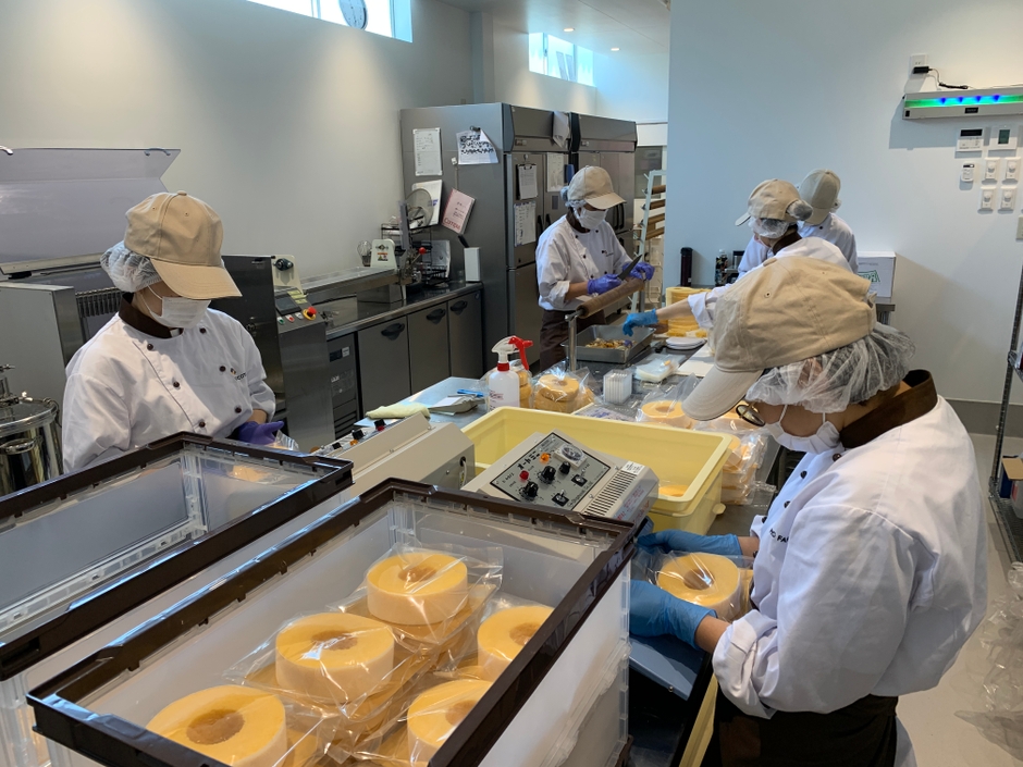 【バウムクーヘンの袋詰め】