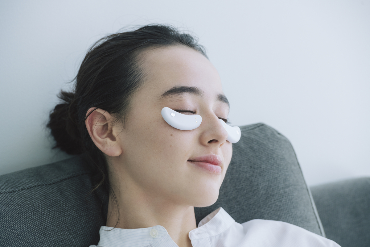 ココロとカラダを見つめる家電ブランド、AiMY（エイミー）よりハンズフリーで使える、EMS目もと美顔器「エイミー ビューティーアイ」を発売