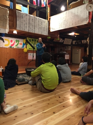 旅先で尺八を披露する著者