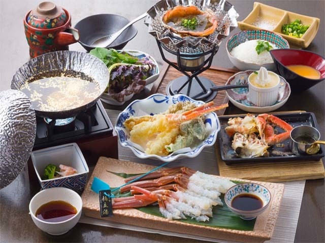 日本海ズワイガニ金箔しゃぶ鍋　8,500円(税抜)～