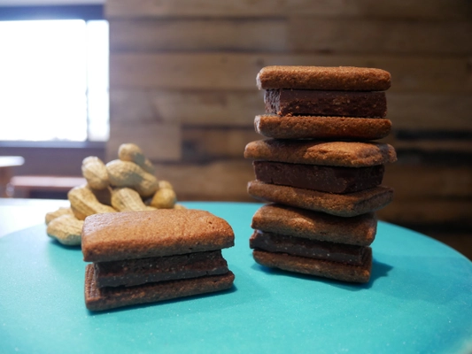 バレンタインやホワイトデーに！ ピーナッツチョコレート専門店ならではの チョコサンドクッキー新発売　 ～千葉県産ピーナッツをふんだんに使用～