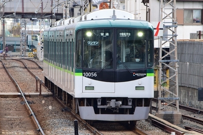 宇治線走行中の10000系車両