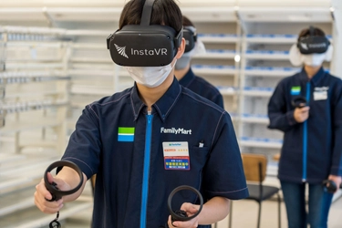 ファミリーマート×InstaVR　 VRプラットフォームを活用した社員研修プログラムの 実証実験を実施　 1人あたり約60時間の店舗オペレーション習得に要する 教育時間削減を実現