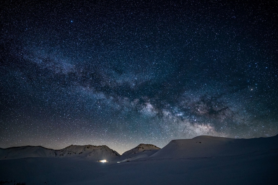 缶のデザインは立山連峰に浮かぶ星空
