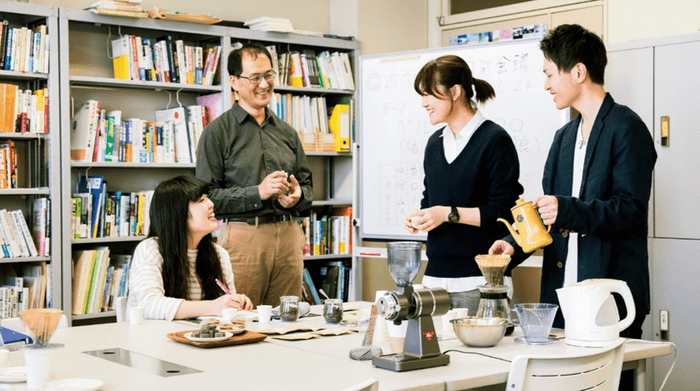 坂田ゼミの学生がフェアトレードコーヒーを試飲する様子