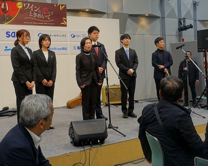 学生たちは岡山理大ワインについて説明