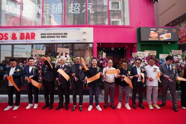 スターカラオケ渋谷店のテープカットに参加した主なメンバー:スターカラオケ創業者・翁培民氏、印力集団董事長・丁力業氏、全聯不動産聯合会会長・王永平氏、贏商股イ分総裁・周艶斌氏、龍柏基金董事長・蒋躍敏氏、本誌編集長・蒋豊、日本中華總商会常務理事/ACEHIGH創業者兼CEO・佐々木健一氏