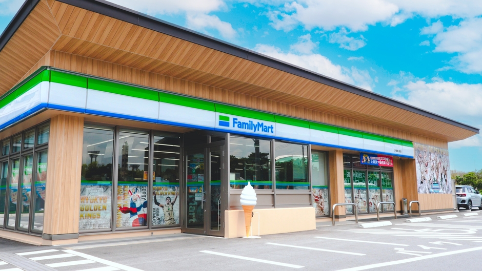 画像は「コザ運動公園店」の外観。沖縄ファミリーマート独自の琉球ゴールデンキングスのコラボ商品など、沖縄ファミリーマート独自ラインナップが展開されている