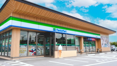 画像は「コザ運動公園店」の外観。沖縄ファミリーマート独自の琉球ゴールデンキングスのコラボ商品など、沖縄ファミリーマート独自ラインナップが展開されている
