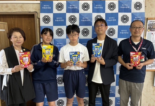 左から、胎内市立中条中学校 校長 森谷 優子 氏、同校 体育祭実行委員長、同校 生徒会長 カバヤ食品株式会社 マーケティング本部 メディアプランニング部 部長 竹見 憲一、胎内市教育委員会 学校教育課 課長 井上 正人 氏